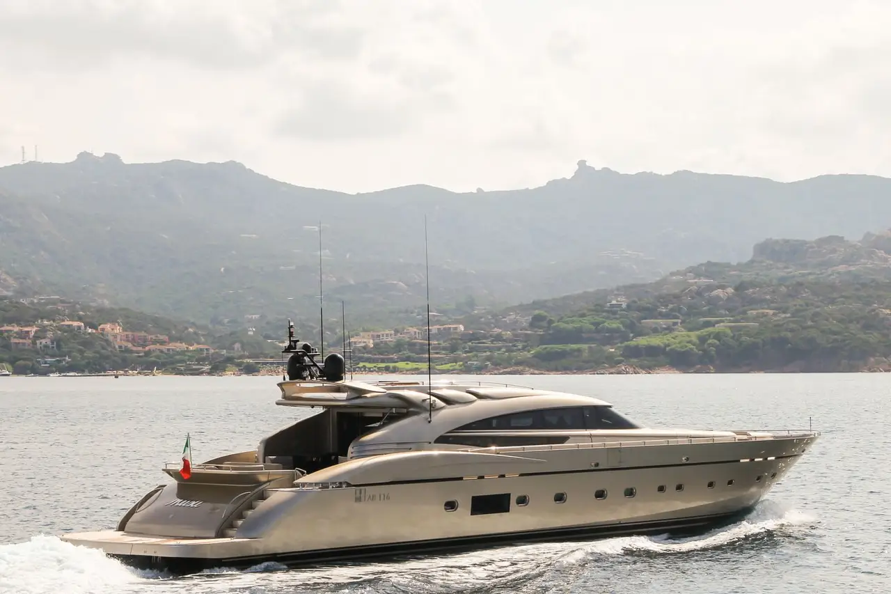 AB Yachts 116, exterior — Alquiler De Yates Barcelona, Barcelona. Cinco camarotes, treinta y seis metros, rumbo a Menorca