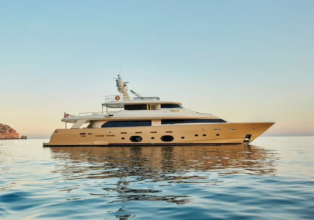AB Yachts 116, flybridge — Alquiler De Yates Barcelona, Barcelona. Cinco camarotes, treinta y seis metros, rumbo a Menorca