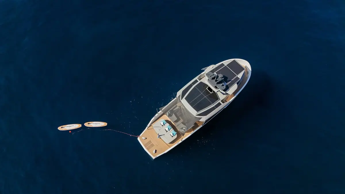 Arcadia Sherpa 60, exterior — Alquiler De Yates Barcelona, Barcelona. Comedor al aire libre camino de Calella y Blanes