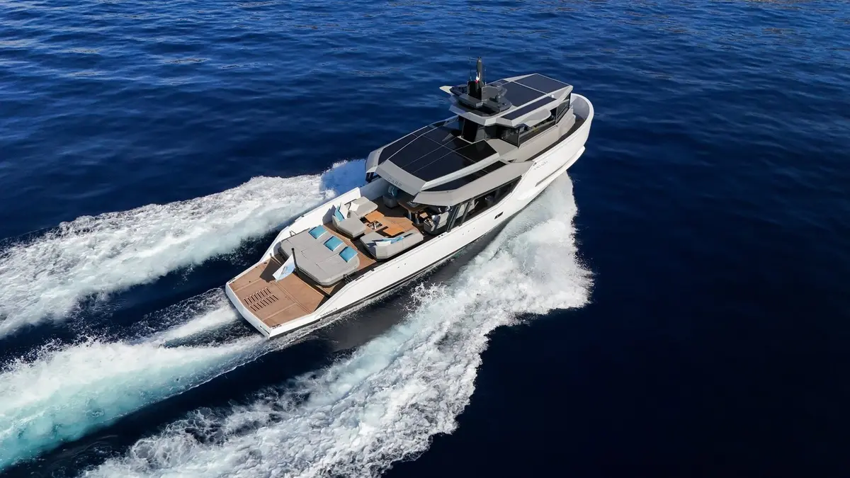 Arcadia Sherpa 60, cubierta de popa — Alquiler De Yates Barcelona, Barcelona. Comedor al aire libre camino de Calella y Blanes