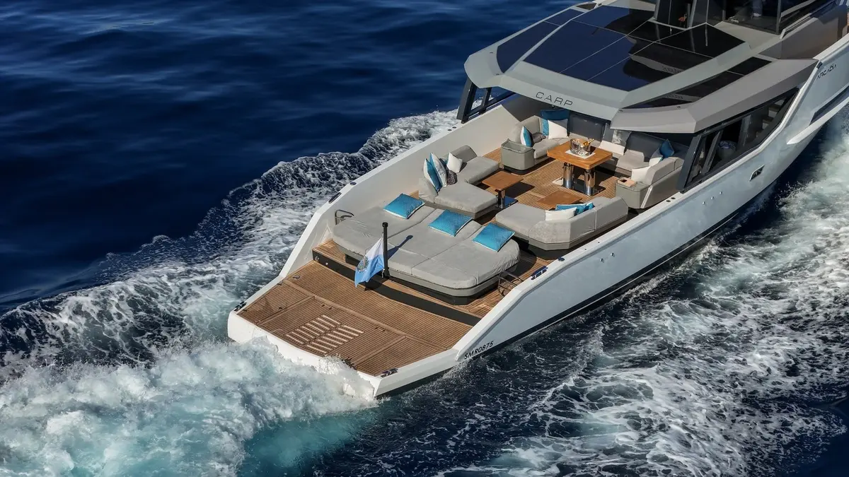 Arcadia Sherpa 60, salón — Alquiler De Yates Barcelona, Barcelona. Comedor al aire libre camino de Calella y Blanes
