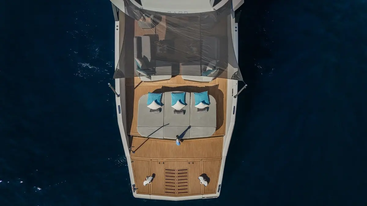 Arcadia Sherpa 60, exterior — Alquiler De Yates Barcelona, Barcelona. Comedor al aire libre camino de Calella y Blanes