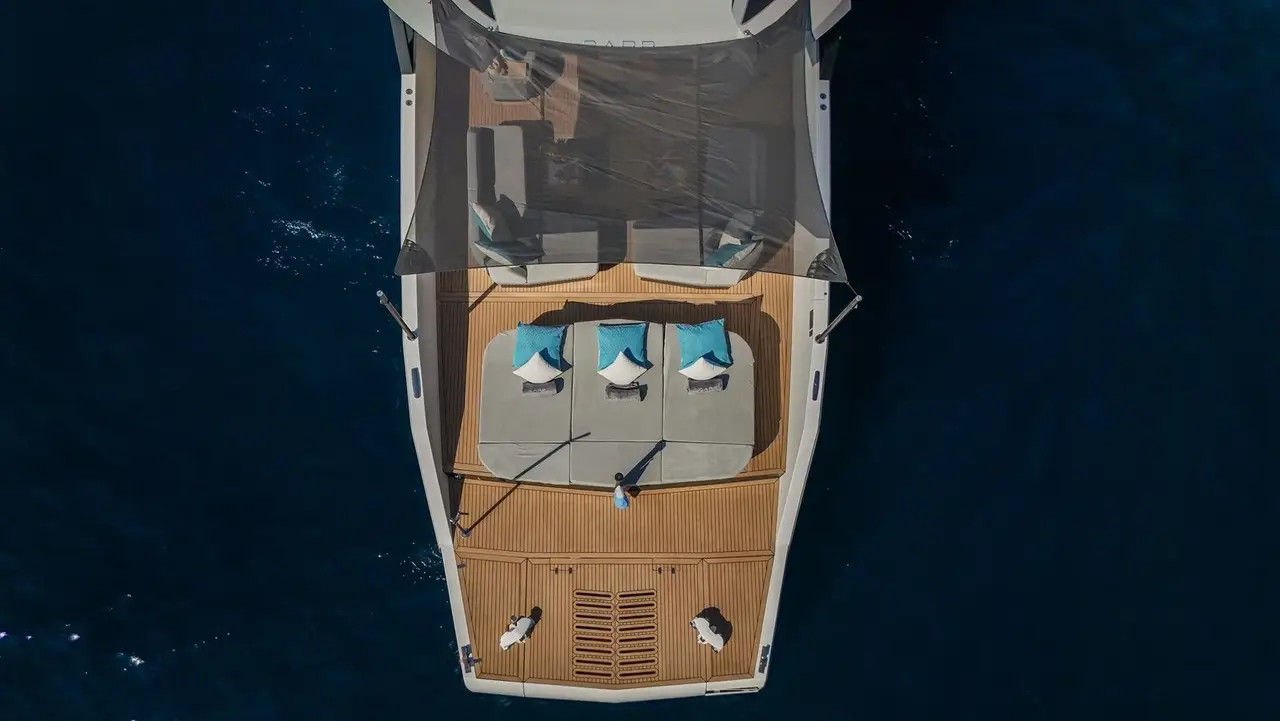 Arcadia Sherpa 60, exterior — Alquiler De Yates Barcelona, Barcelona. Comedor al aire libre camino de Calella y Blanes