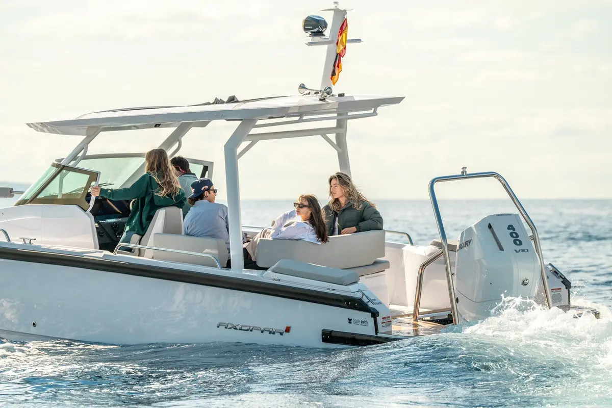 Axopar 28, flybridge — Alquiler De Yates Barcelona, Barcelona. Salidas ágiles de día por la bahía de Barcelona