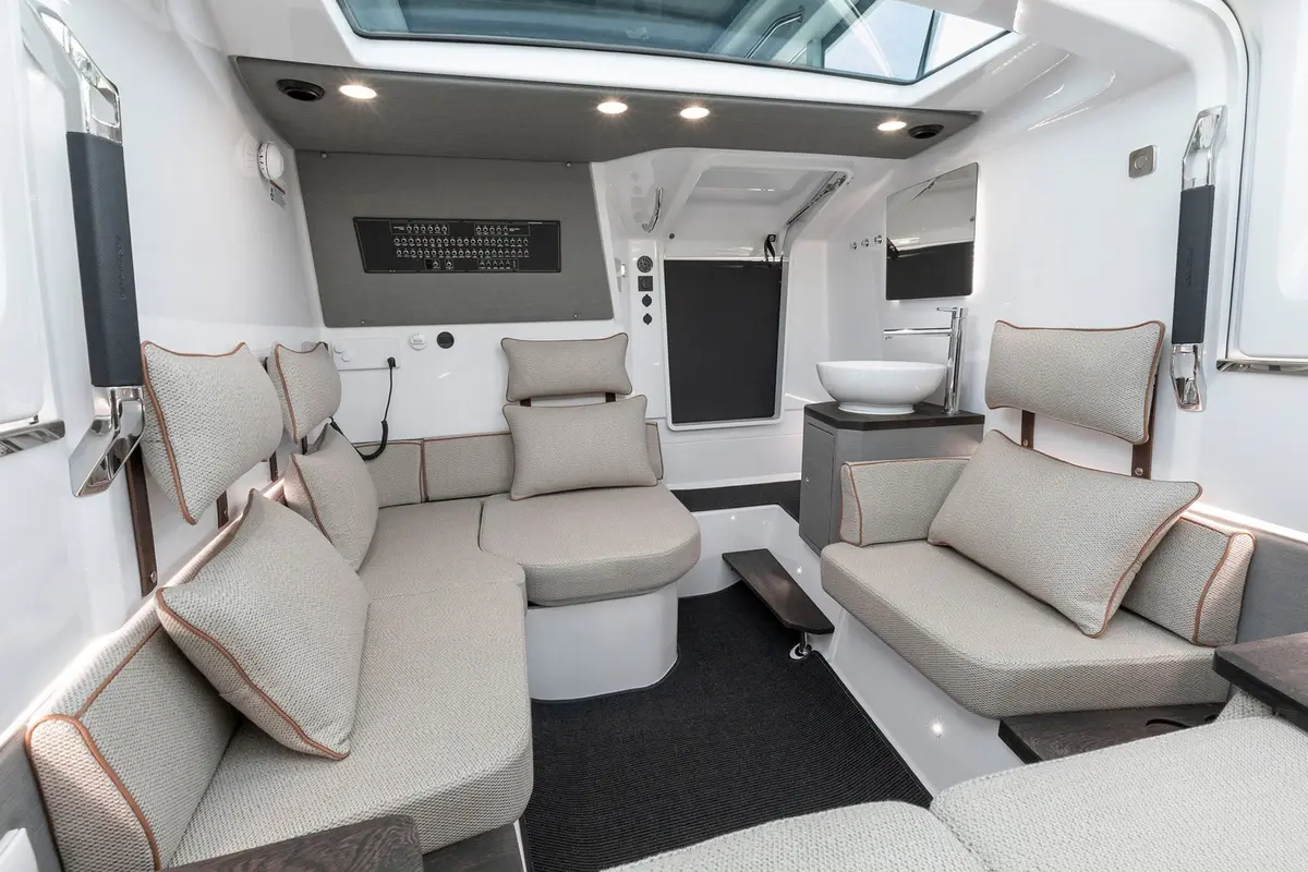 Axopar 37, camarote principal — Alquiler De Yates Barcelona, Barcelona. Agilidad compacta para escapadas de un día a Sitges