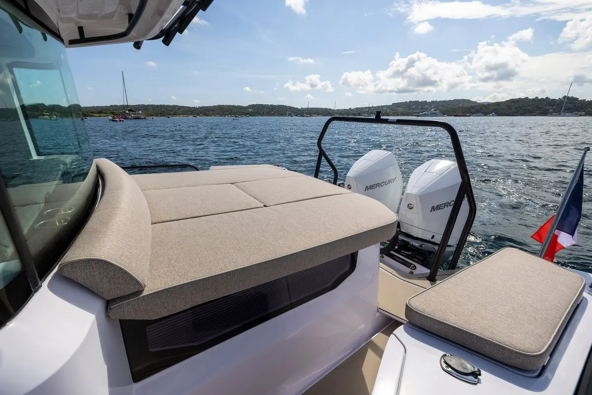 Axopar 37, flybridge — Alquiler De Yates Barcelona, Barcelona. Agilidad compacta para escapadas de un día a Sitges