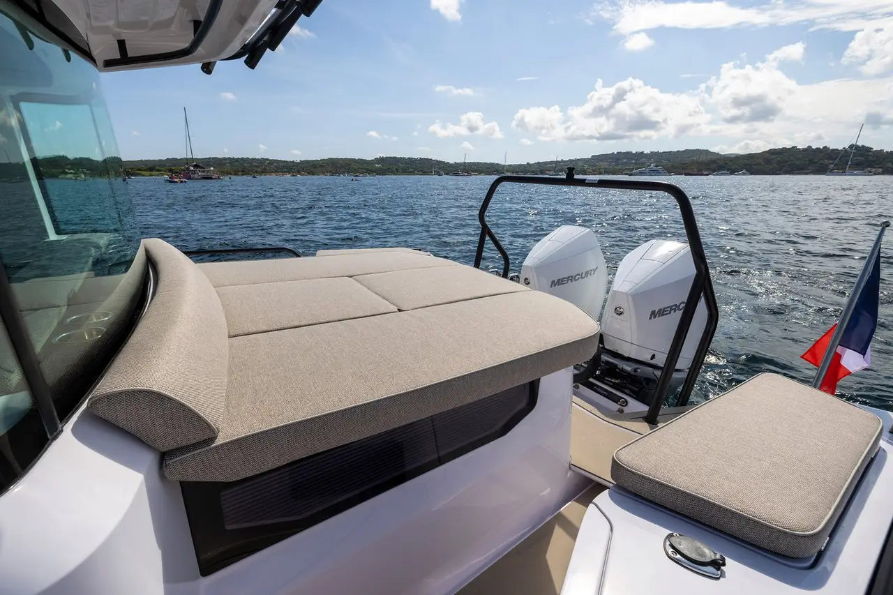Axopar 37, flybridge — Alquiler De Yates Barcelona, Barcelona. Agilidad compacta para escapadas de un día a Sitges