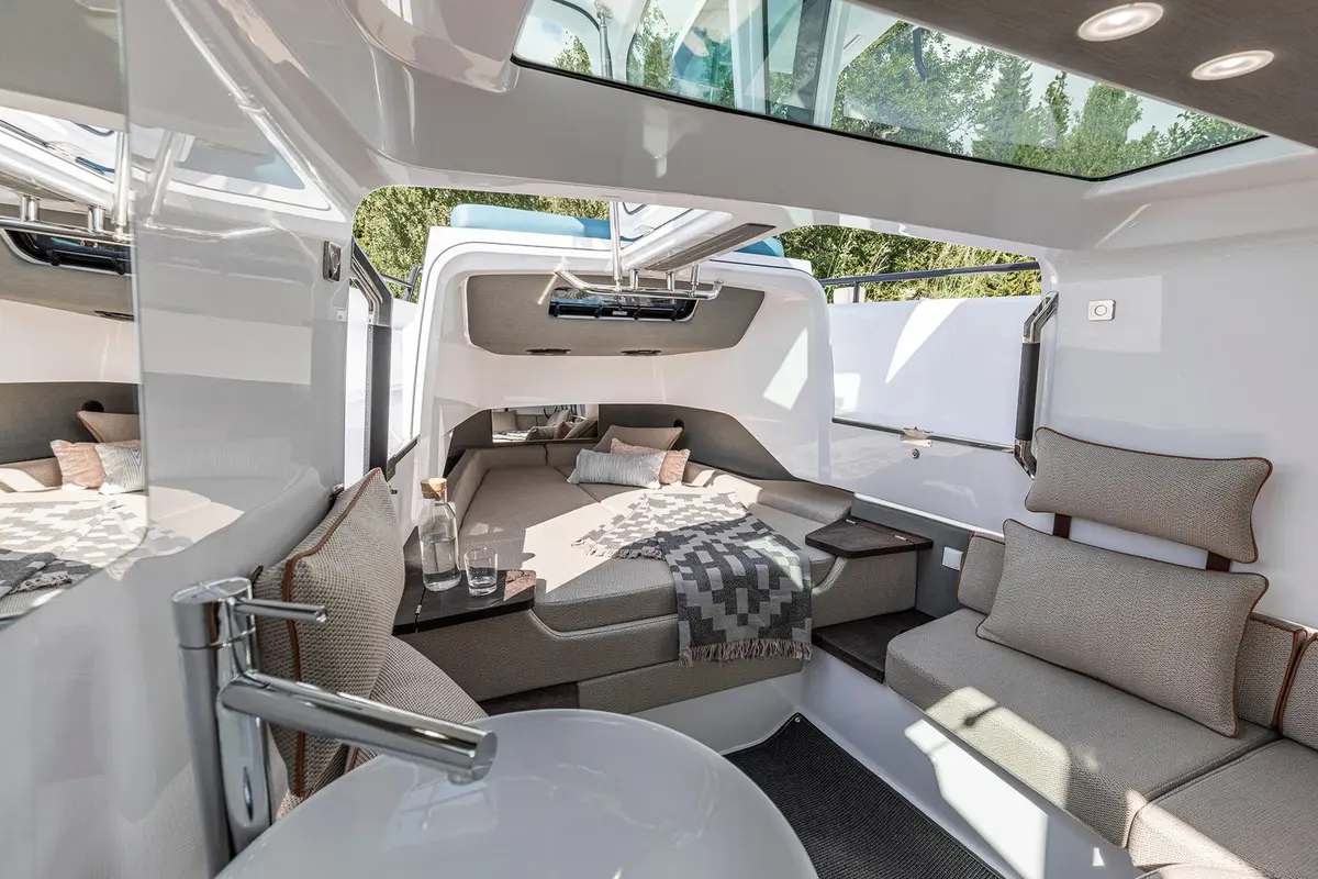 Axopar 37, exterior — Alquiler De Yates Barcelona, Barcelona. Agilidad compacta para escapadas de un día a Sitges