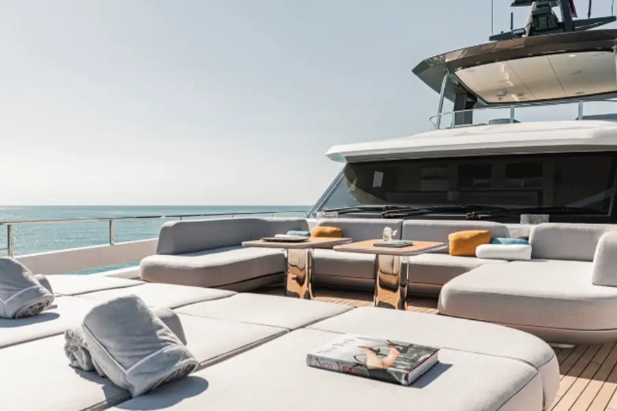 Azimut 116, cubierta principal — Alquiler De Yates Barcelona, Barcelona. Cinco camarotes y una ruta hacia Sitges