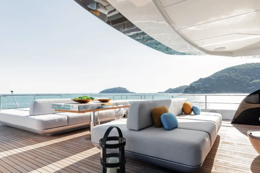 Azimut 116, cubierta de popa — Alquiler De Yates Barcelona, Barcelona. Cinco camarotes y una ruta hacia Sitges