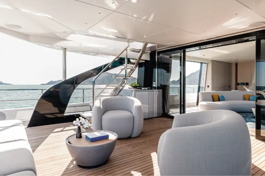Azimut 116, salón — Alquiler De Yates Barcelona, Barcelona. Cinco camarotes y una ruta hacia Sitges