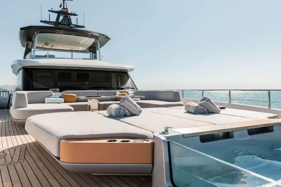 Azimut 116, camarote principal — Alquiler De Yates Barcelona, Barcelona. Cinco camarotes y una ruta hacia Sitges