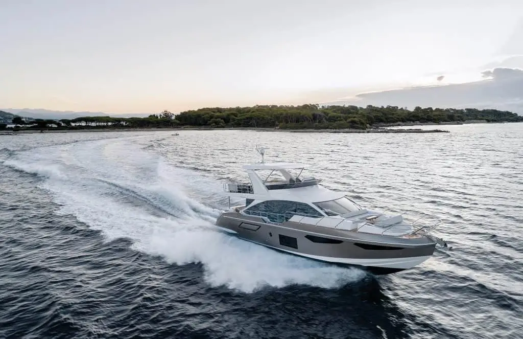 Azimut 60 Fly, cubierta de popa — Alquiler De Yates Barcelona, Barcelona. Flybridge de 20 metros para días activos en Sitges