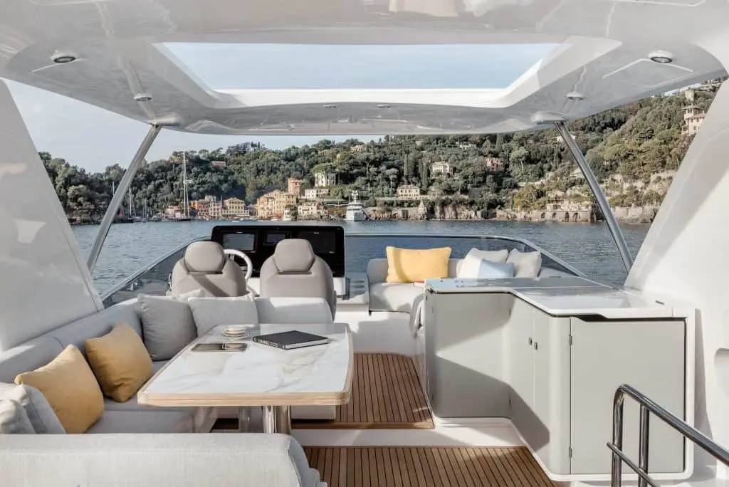 Azimut 60 Fly, salón — Alquiler De Yates Barcelona, Barcelona. Flybridge de 20 metros para días activos en Sitges