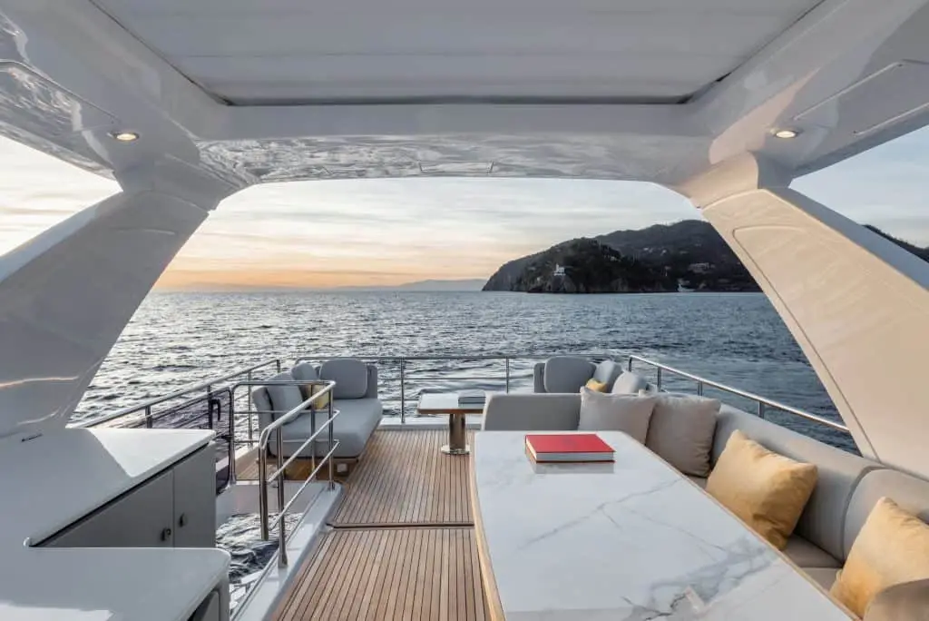 Azimut 60 Fly, flybridge — Alquiler De Yates Barcelona, Barcelona. Flybridge de 20 metros para días activos en Sitges