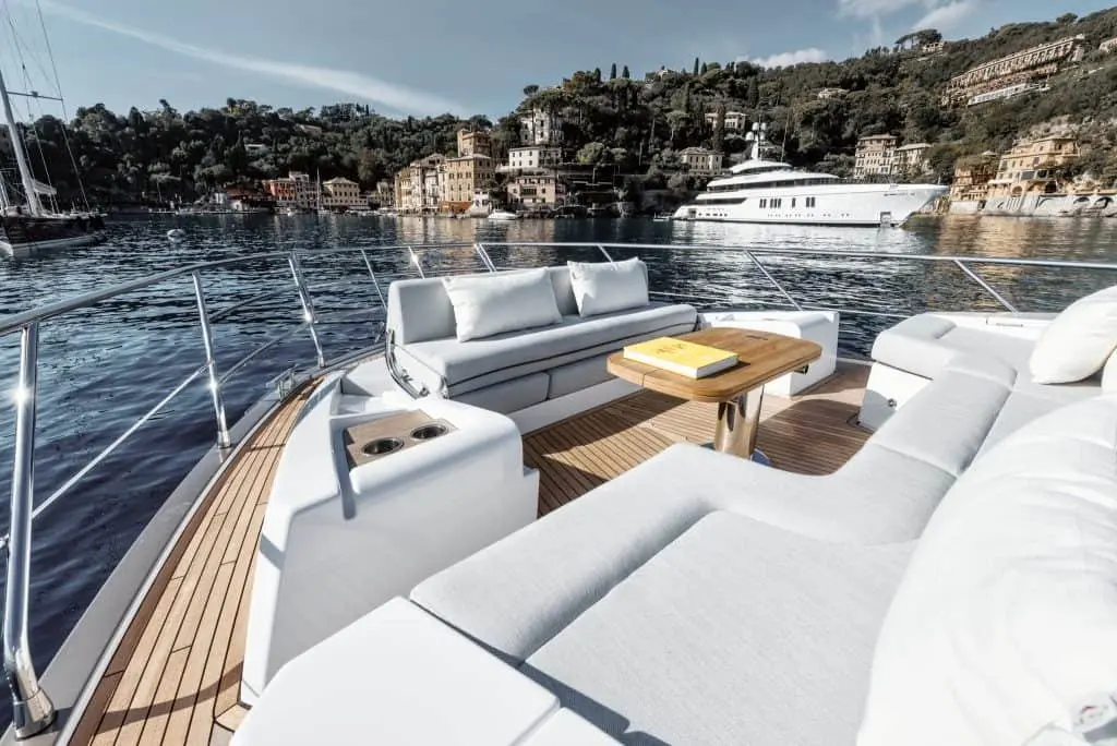 Azimut 60 Fly, exterior — Alquiler De Yates Barcelona, Barcelona. Flybridge de 20 metros para días activos en Sitges