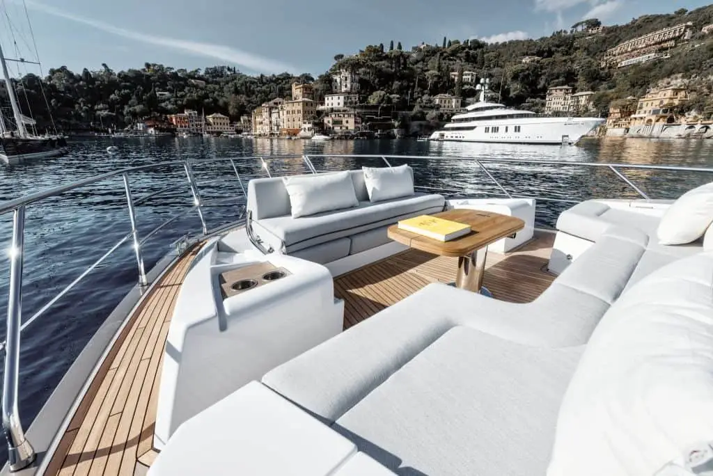 Azimut 60 Fly, exterior — Alquiler De Yates Barcelona, Barcelona. Flybridge de 20 metros para días activos en Sitges