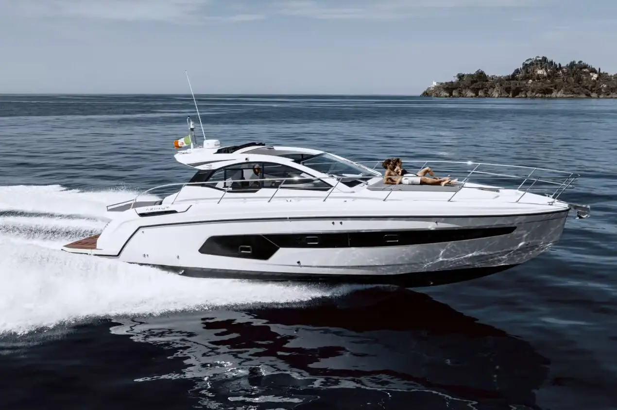 Azimut 45 — Alquiler De Yates Barcelona, Barcelona. Velocidad y comedor al aire libre hacia Sitges