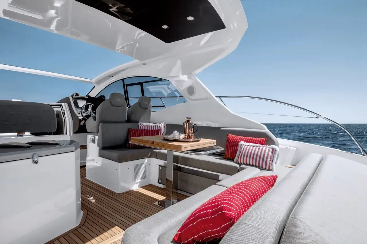 Azimut 45, exterior — Alquiler De Yates Barcelona, Barcelona. Velocidad y comedor al aire libre hacia Sitges