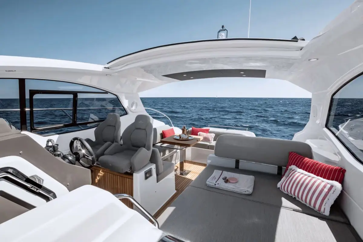 Azimut 45, cubierta principal — Alquiler De Yates Barcelona, Barcelona. Velocidad y comedor al aire libre hacia Sitges
