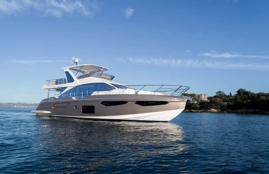 Azimut 60, exterior — Alquiler De Yates Barcelona, Barcelona. Diez plazas, comedor exterior, rumbo directo a Sitges