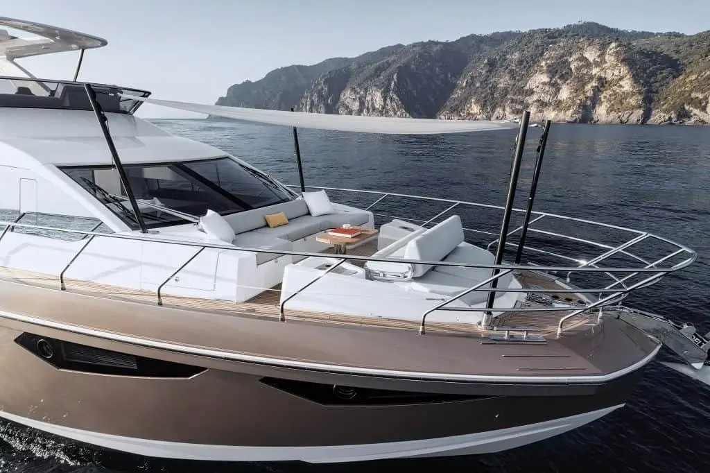 Azimut 60, cubierta principal — Alquiler De Yates Barcelona, Barcelona. Diez plazas, comedor exterior, rumbo directo a Sitges