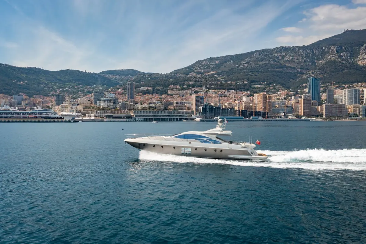 Azimut 86, exterior — Alquiler De Yates Barcelona, Barcelona. 26 metros de línea italiana rumbo a Sitges