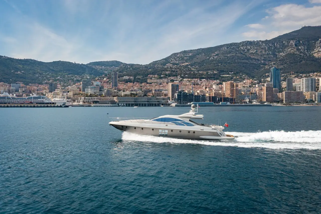 Azimut 86, exterior — Alquiler De Yates Barcelona, Barcelona. 26 metros de línea italiana rumbo a Sitges