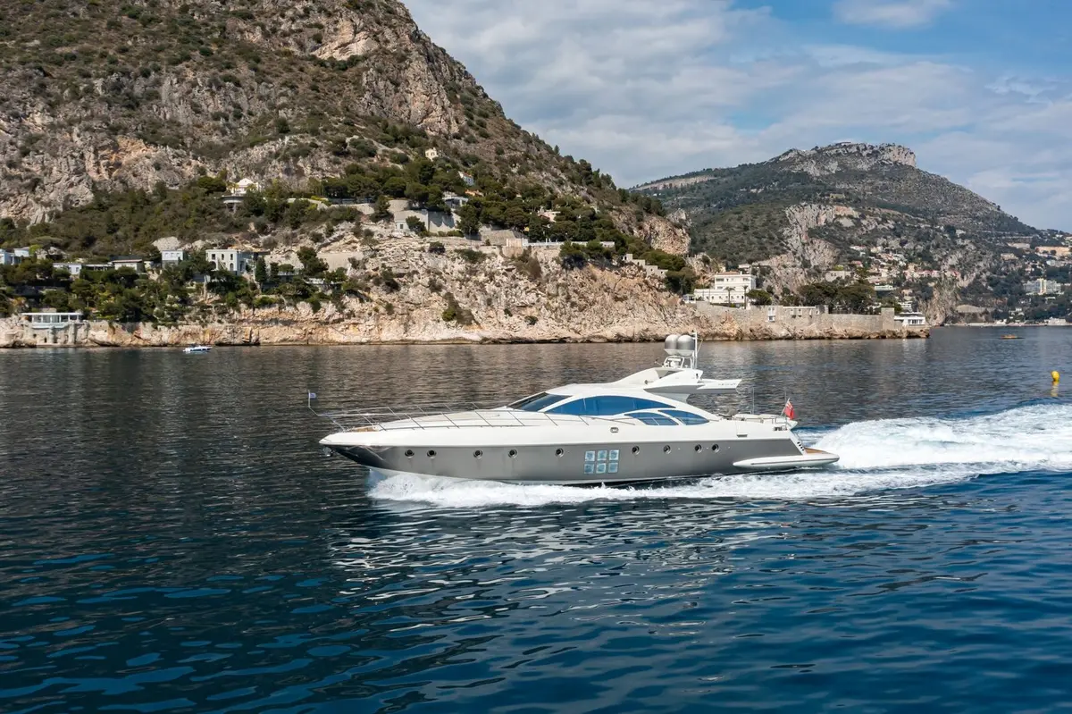 Azimut 86, cubierta principal — Alquiler De Yates Barcelona, Barcelona. 26 metros de línea italiana rumbo a Sitges
