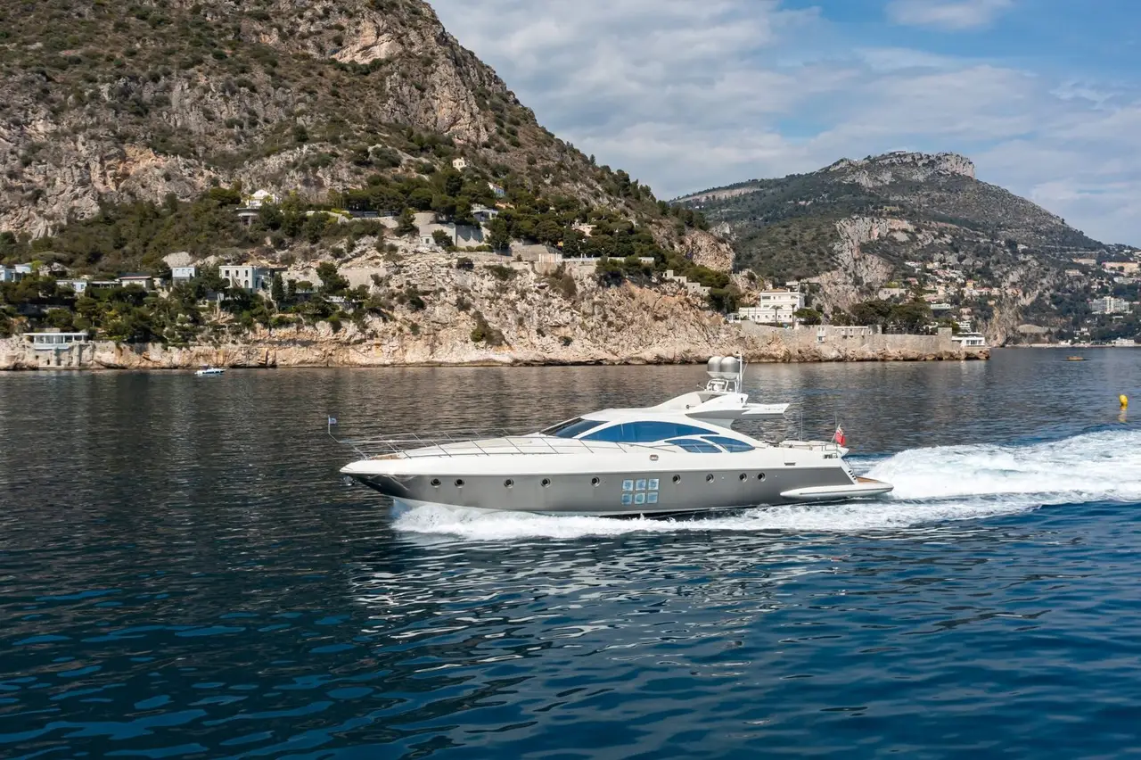 Azimut 86, cubierta principal — Alquiler De Yates Barcelona, Barcelona. 26 metros de línea italiana rumbo a Sitges