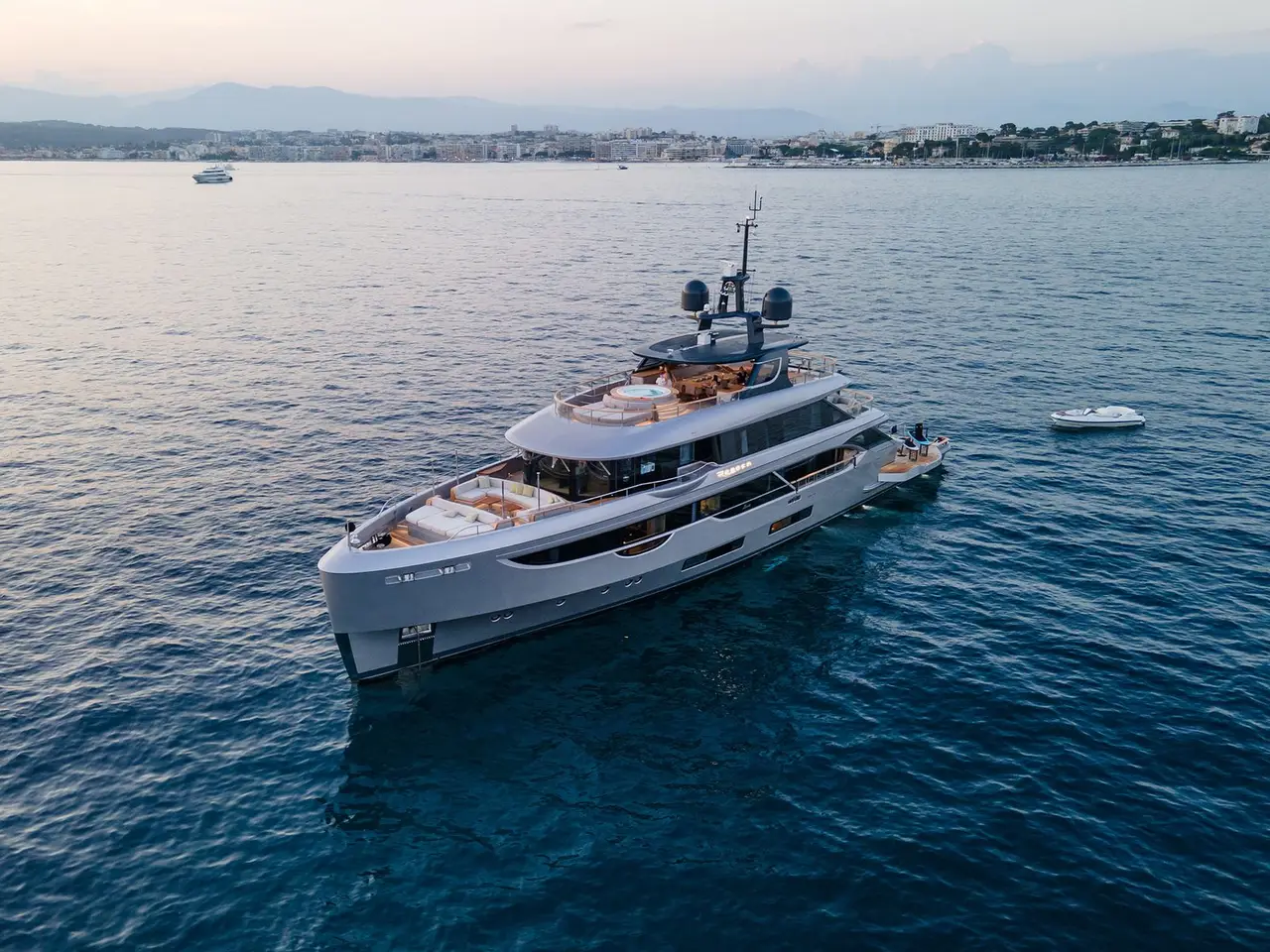 Oasis 40, exterior — Alquiler De Yates Barcelona, Barcelona. Club de playa flotante para tardes en Sitges