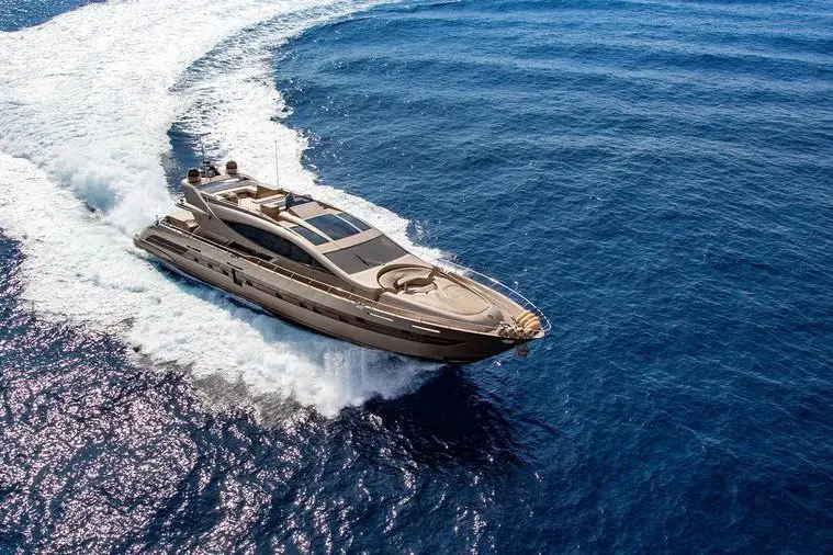 Cerri 102’ Flying Sport, exterior — Alquiler De Yates Barcelona, Barcelona. Rumbo a Sitges con cuatro camarotes y estilo italiano