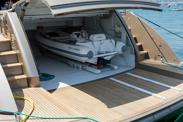 Cerri 102’ Flying Sport, salón — Alquiler De Yates Barcelona, Barcelona. Rumbo a Sitges con cuatro camarotes y estilo italiano