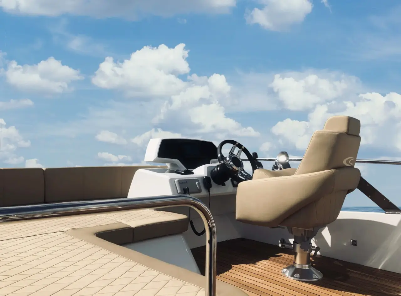 Cobrey 50 FLY, exterior — Alquiler De Yates Barcelona, Barcelona. Flybridge abierto y treinta nudos frente a Barcelona