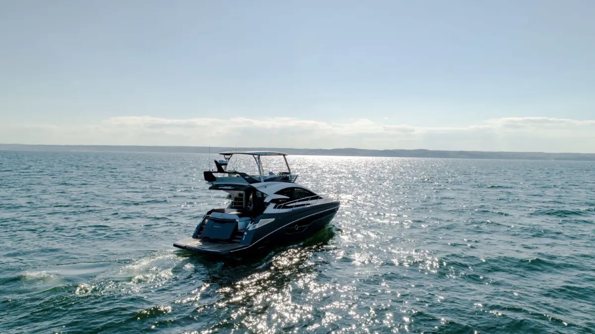 Cobrey 50 FLY, cubierta principal — Alquiler De Yates Barcelona, Barcelona. Flybridge abierto y treinta nudos frente a Barcelona