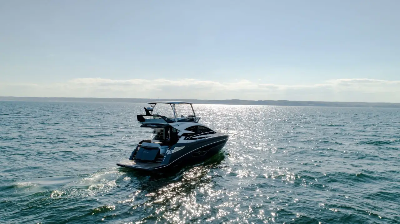 Cobrey 50 FLY, cubierta principal — Alquiler De Yates Barcelona, Barcelona. Flybridge abierto y treinta nudos frente a Barcelona