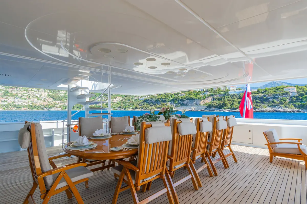 Apogee, flybridge — Alquiler De Yates Barcelona, Barcelona. Un casco de 62 metros pensado para travesías largas