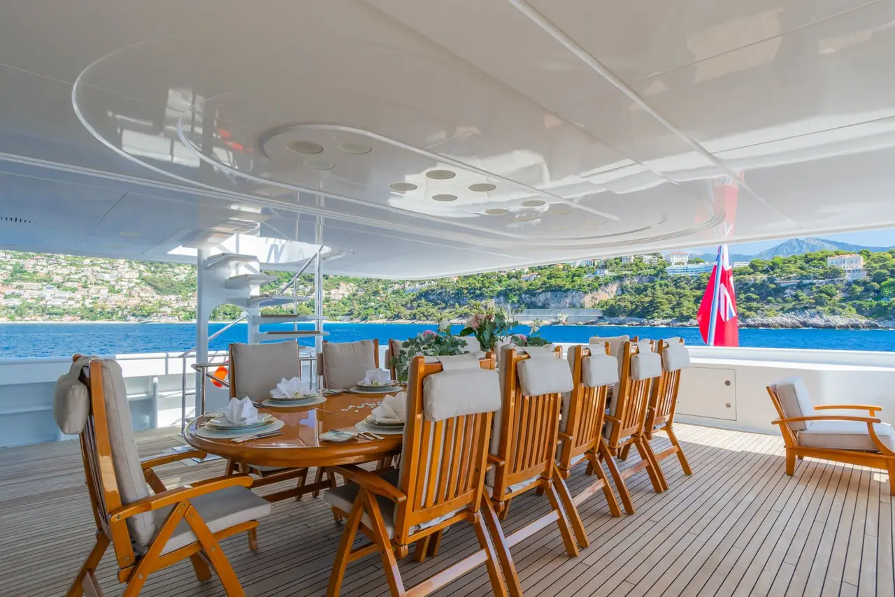 Apogee, flybridge — Alquiler De Yates Barcelona, Barcelona. Un casco de 62 metros pensado para travesías largas