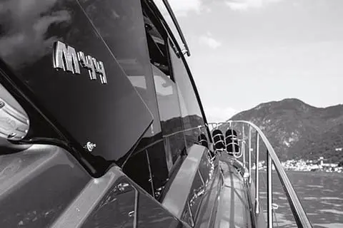 Cranchi M44 HT, exterior — Alquiler De Yates Barcelona, Barcelona. Salidas rápidas a Sitges con techo y sombra
