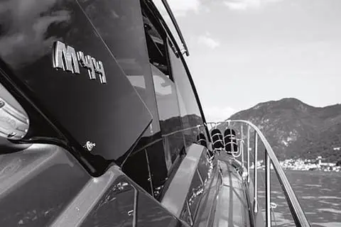 Cranchi M44 HT, exterior — Alquiler De Yates Barcelona, Barcelona. Salidas rápidas a Sitges con techo y sombra