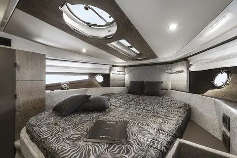 Cranchi M44 HT, cubierta principal — Alquiler De Yates Barcelona, Barcelona. Salidas rápidas a Sitges con techo y sombra