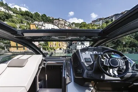 Cranchi M44 HT, cubierta de popa — Alquiler De Yates Barcelona, Barcelona. Salidas rápidas a Sitges con techo y sombra