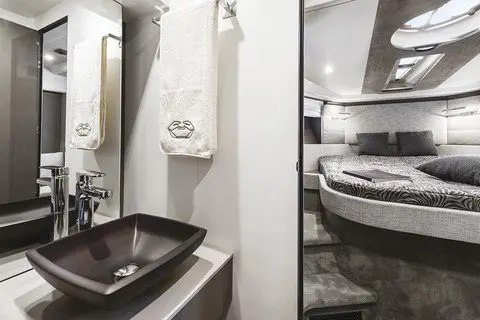 Cranchi M44 HT, camarote principal — Alquiler De Yates Barcelona, Barcelona. Salidas rápidas a Sitges con techo y sombra