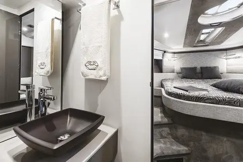 Cranchi M44 HT, camarote principal — Alquiler De Yates Barcelona, Barcelona. Salidas rápidas a Sitges con techo y sombra