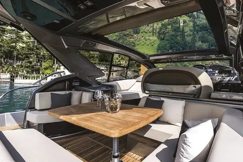 Cranchi M44 HT, flybridge — Alquiler De Yates Barcelona, Barcelona. Salidas rápidas a Sitges con techo y sombra