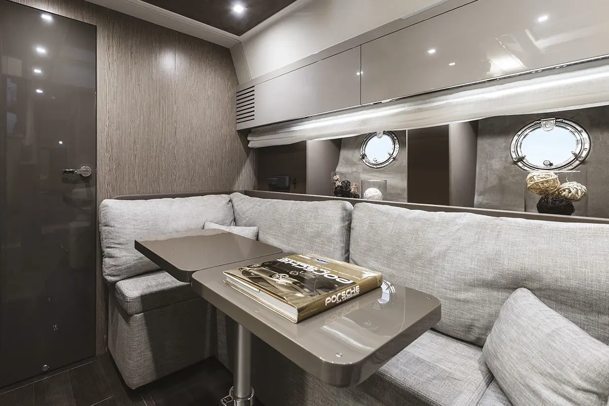 Cranchi M44 HT, exterior — Alquiler De Yates Barcelona, Barcelona. Salidas rápidas a Sitges con techo y sombra