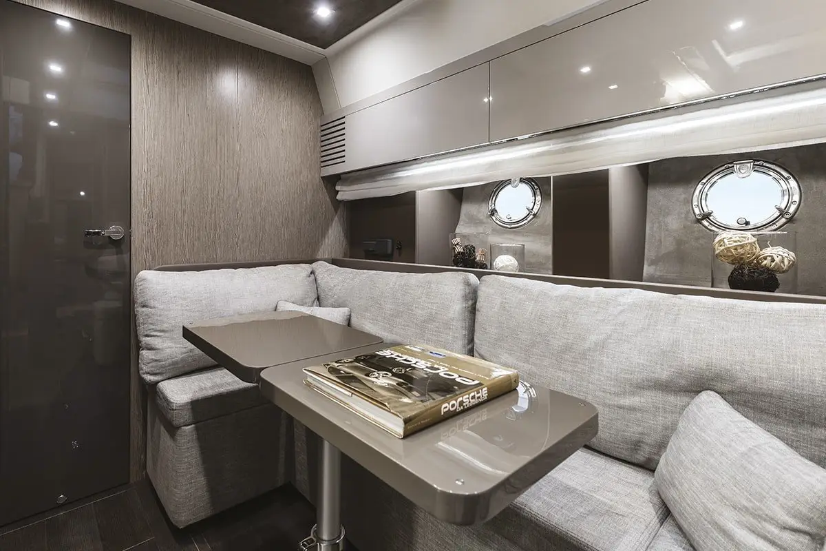Cranchi M44 HT, exterior — Alquiler De Yates Barcelona, Barcelona. Salidas rápidas a Sitges con techo y sombra