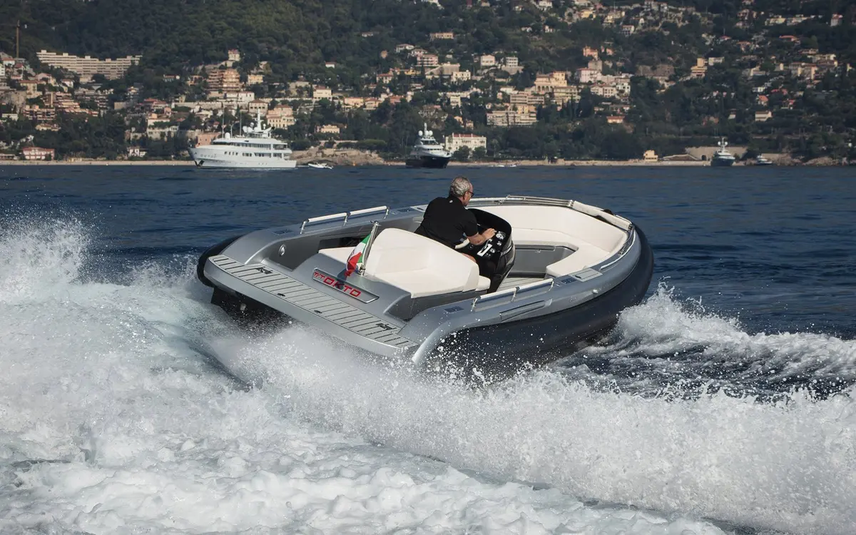 Dariel 7.5m, exterior — Alquiler De Yates Barcelona, Barcelona. Una lancha compacta para trece amigos en la bahía