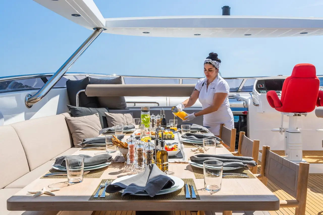 Dariel 7.5m, flybridge — Alquiler De Yates Barcelona, Barcelona. Una lancha compacta para trece amigos en la bahía