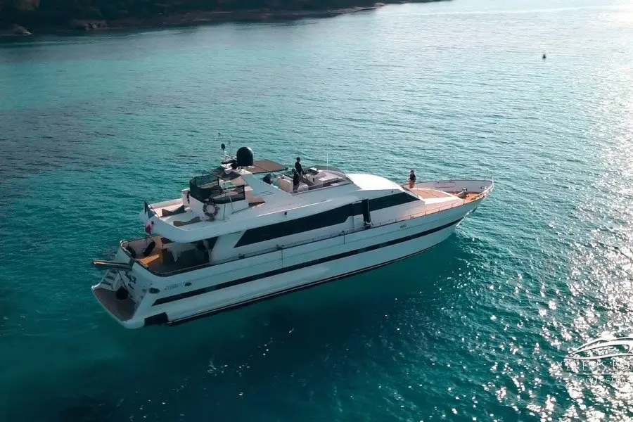 Falcon 80S, cubierta principal — Alquiler De Yates Barcelona, Barcelona. Velocidad deportiva y cuatro camarotes frente a Barcelona